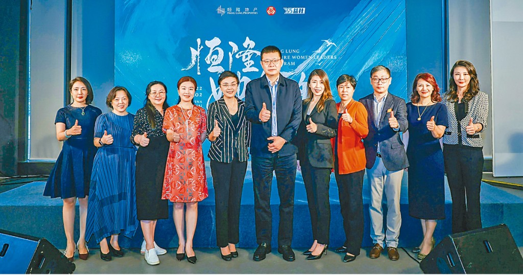 在上海，恒隆地产副董事—内地业务胡惠雅、上海恒隆广场总经理张琳娜与恒隆「她领航」计划的合作单位代表及导师等一同参与项目的启动仪式。