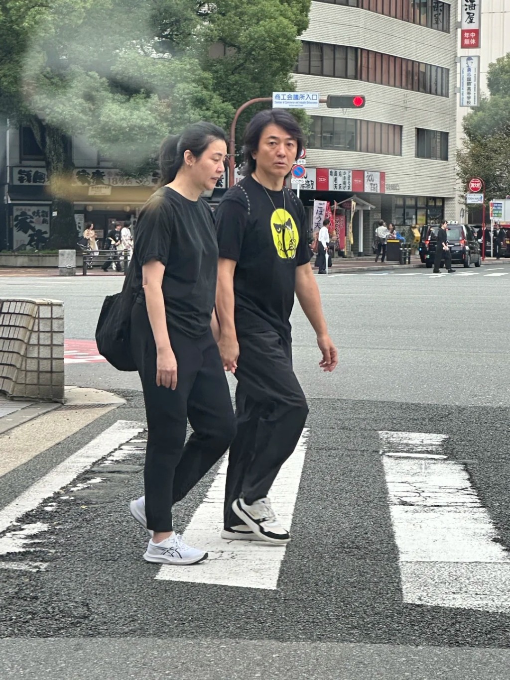 蒙嘉慧近照曝光，寬鬆衫仍見到小肚腩。