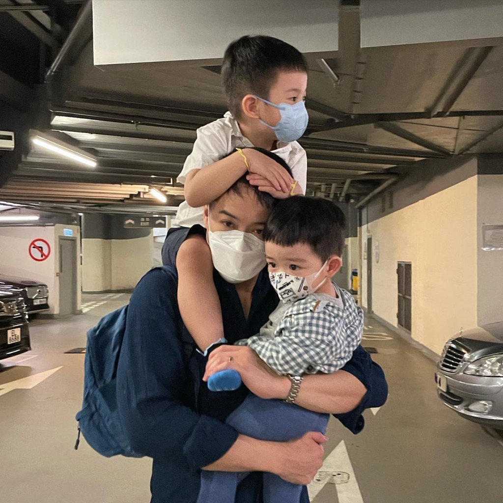兩個仔超黐爸爸。