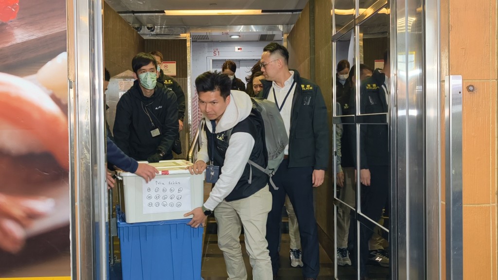 警方早前于其中一所涉案律师楼检走大批文件调查。资料图片 警方早前于其中一所涉案律师楼检走大批文件调查。资料图片