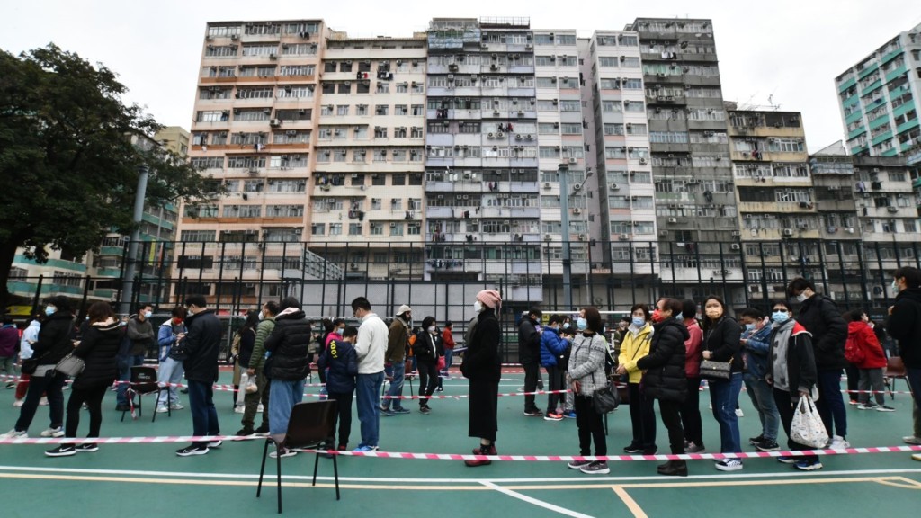 深水埗區內檢測地點大排長龍。