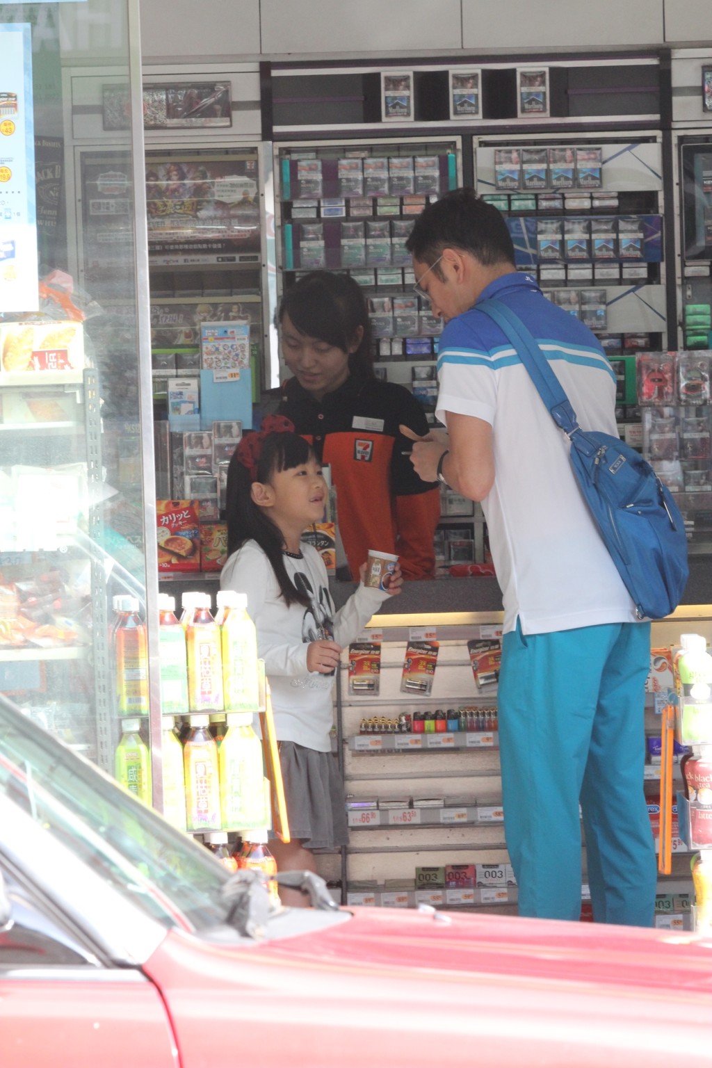 吳啟華在2014年曾被拍到親自湊女到便利店買雪糕。