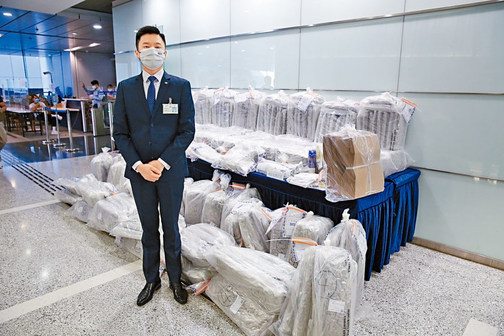 高级督察陈炽华讲述案情并展示毒品。