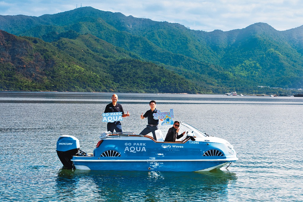 新地胡致遠（中）表示，西沙SIERRA SEA展銷廳已錄逾4000參觀人次。