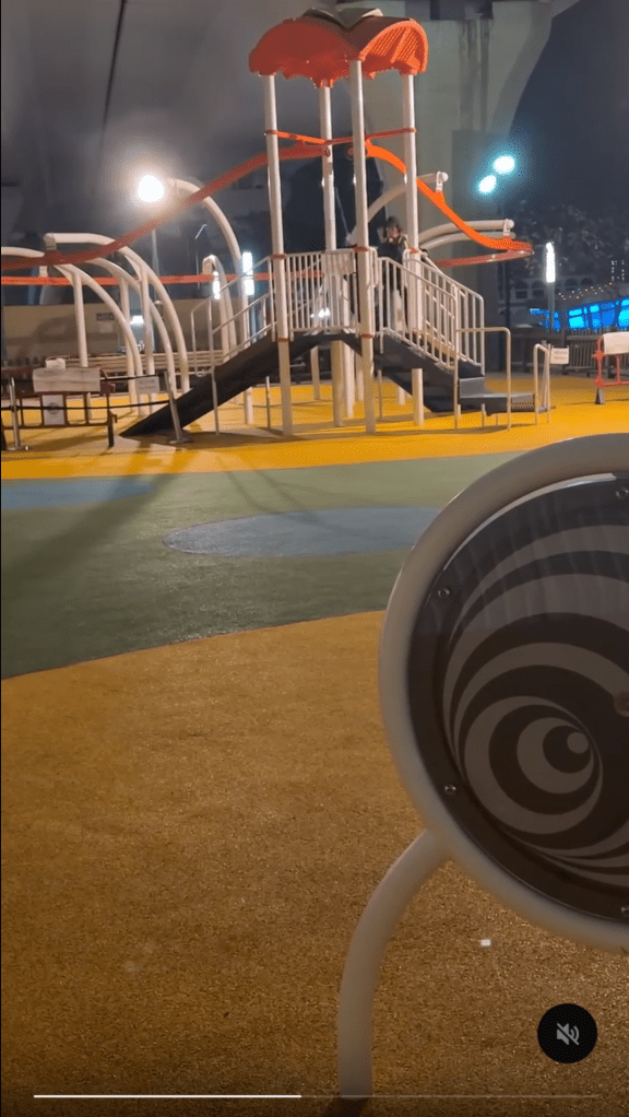 一名身穿反光衣、疑似保安的女子隨即衝上樓梯並伸手攔阻，但未能成功。Threads擷圖