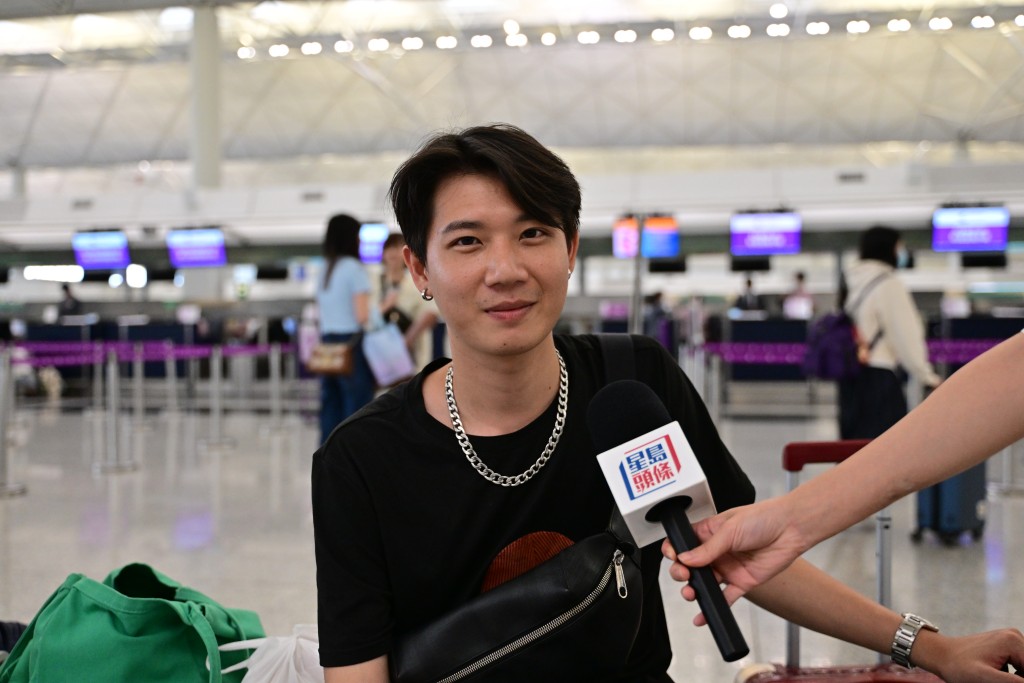 台灣旅客陳先生認為增加行李費用太貴。陳極彰攝