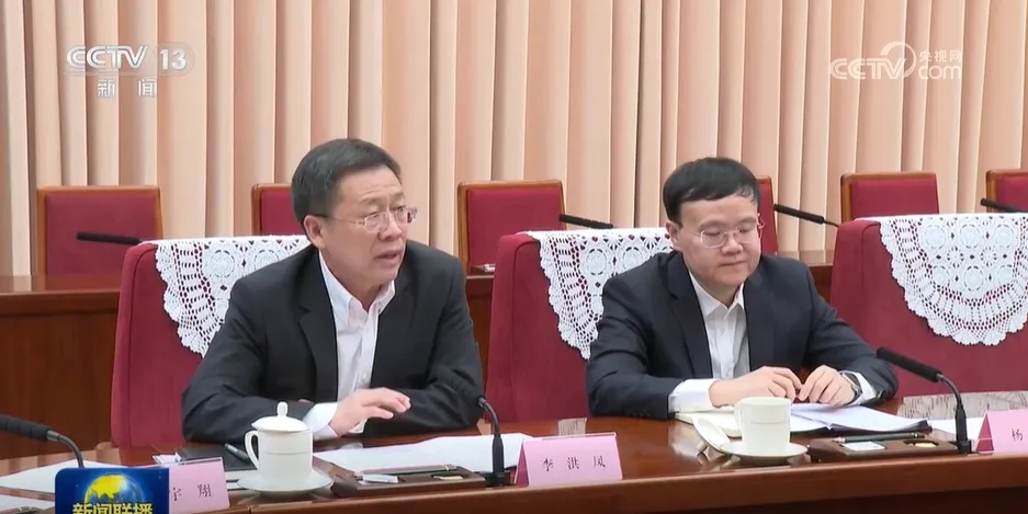 周宇翔,黑湖科技創始人(左)、李洪鳳(右),中國電氣裝備集團有限公司黨委書記、董事長,兼任中國國有企業混改基金董事長。 周宇翔,黑湖科技創始人(左)、李洪鳳(右),中國電氣裝備集團有限公司黨委書記、董事長,兼任中國國有企業混改基金董事長。