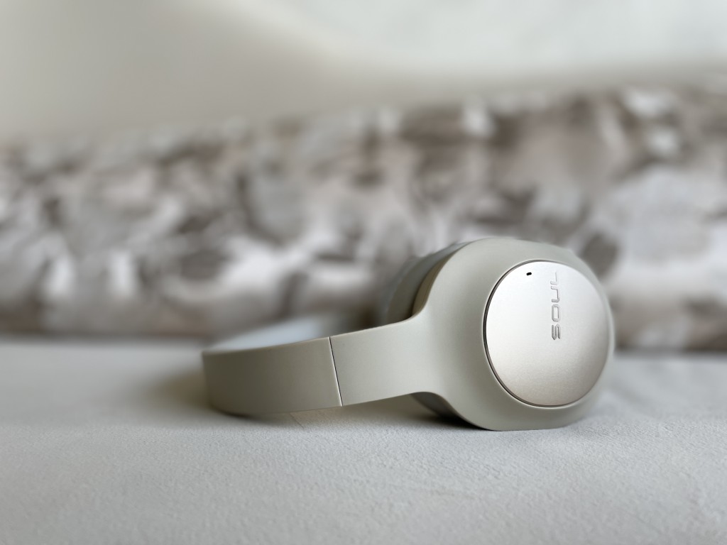 EMOTION MAX提供長達38小時的音樂、娛樂和通話時間,若開啟主動降噪功能則可連續使用 24 小時。 EMOTION MAX提供長達38小時的音樂、娛樂和通話時間,若開啟主動降噪功能則可連續使用 24 小時。