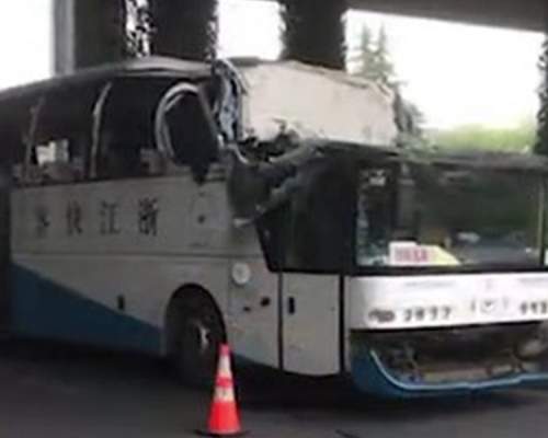浙江巴士撞橋「削頂」。網上圖片