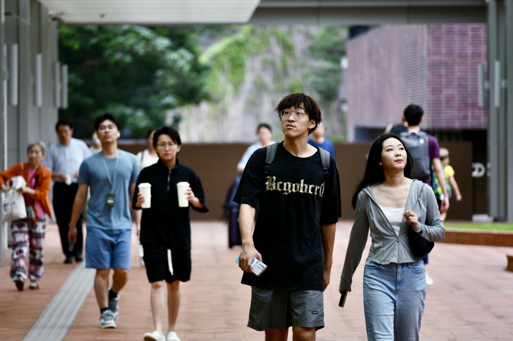 隨着近年非本地生申請人數增加，有立法會議員建議可進一步將限額上調至50%。