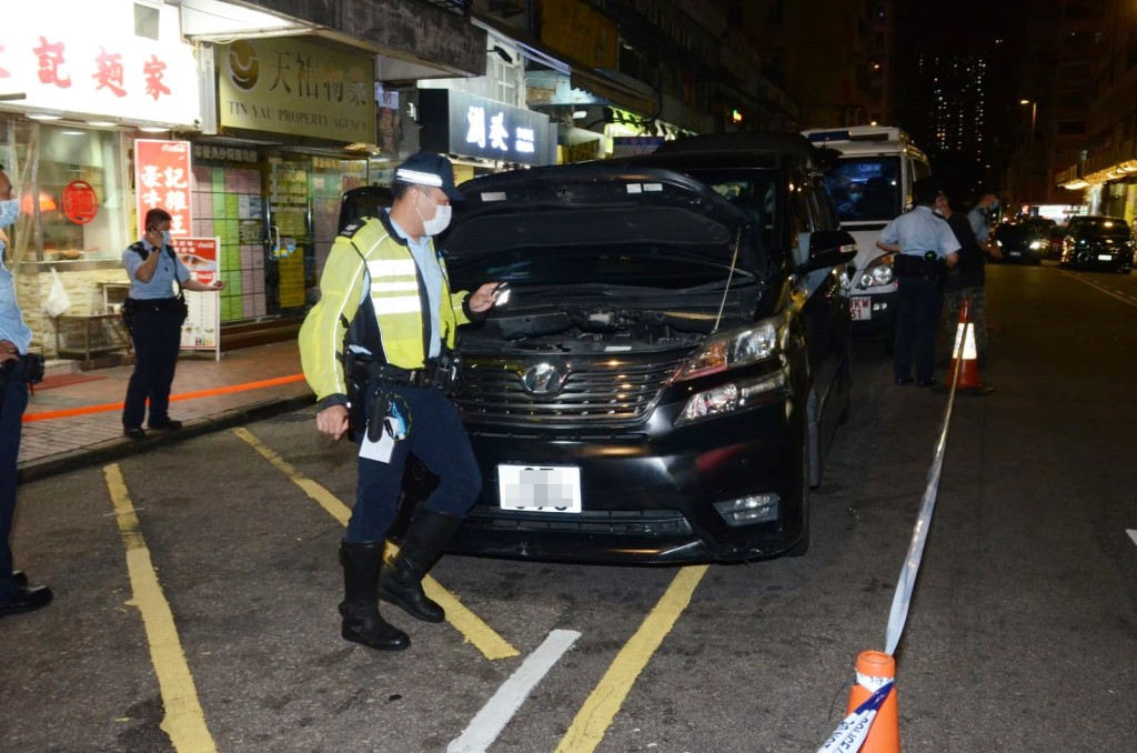 警方搜查車上有否違禁品。