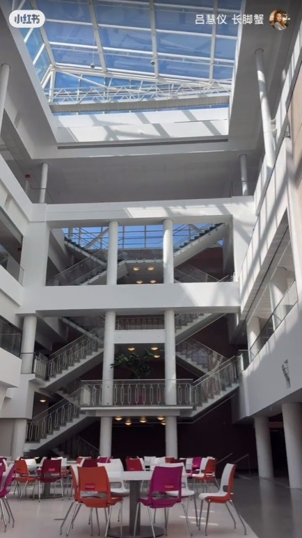 卡加里大學建築內部,設計現代,空間開闊。 卡加里大學建築內部,設計現代,空間開闊。