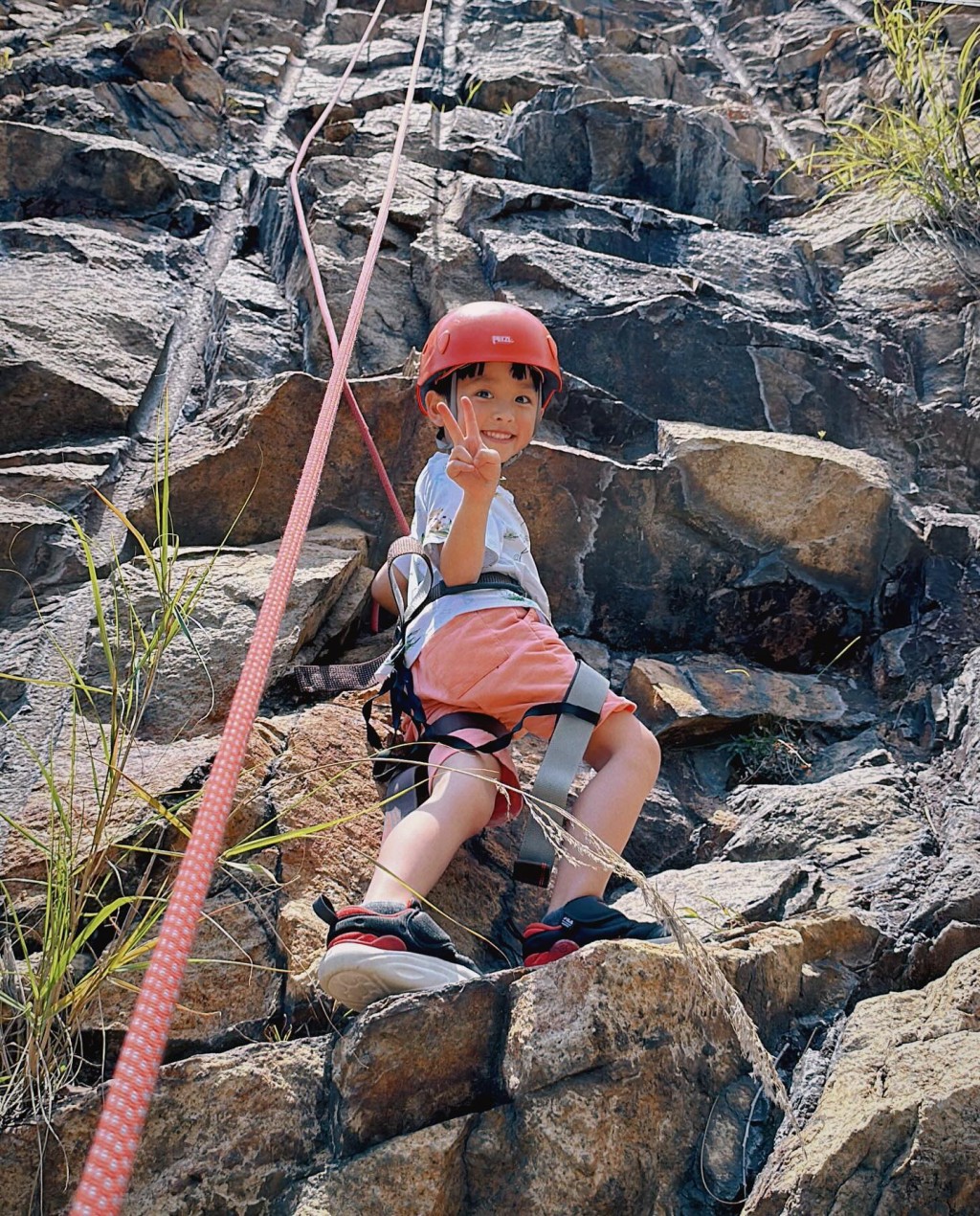 大仔Rafael有勇气玩山上攀岩石。