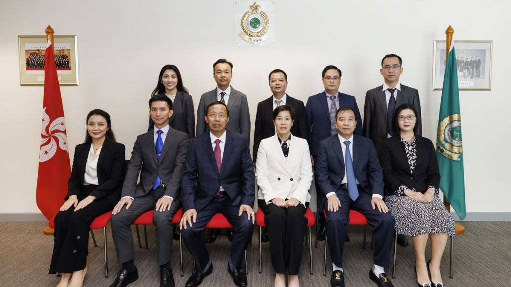 海關關長何珮珊(前排右三)上午與在越南海關關長Nguyen Van Can(前排左三)及其代表團會面。政府新聞處圖片