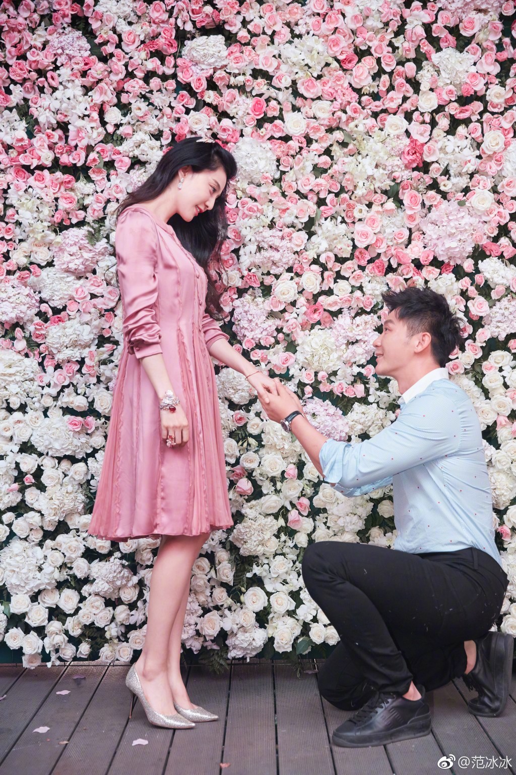 2017年范冰冰36岁生日当日，获得当时男友李晨跪地求婚。