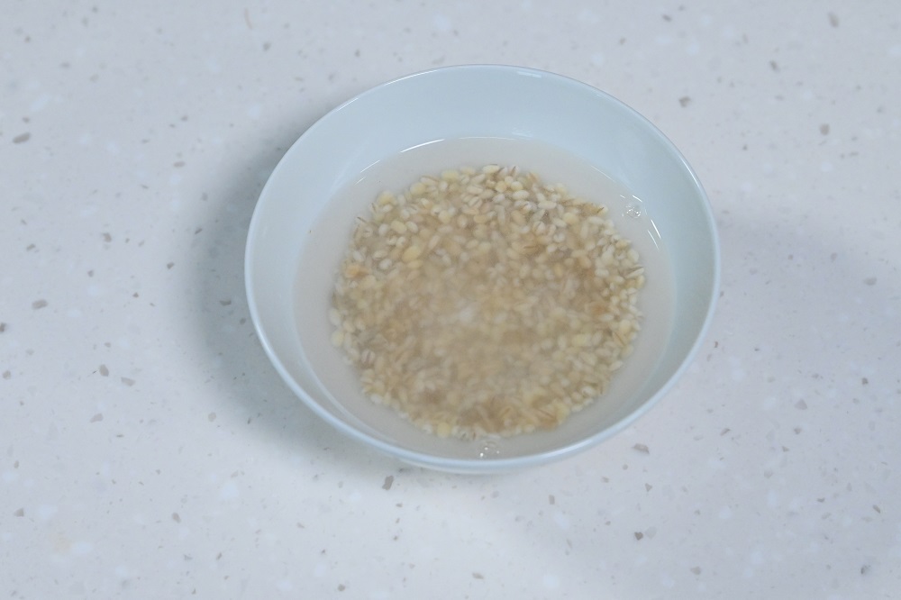 宜用開水浸發薏米。