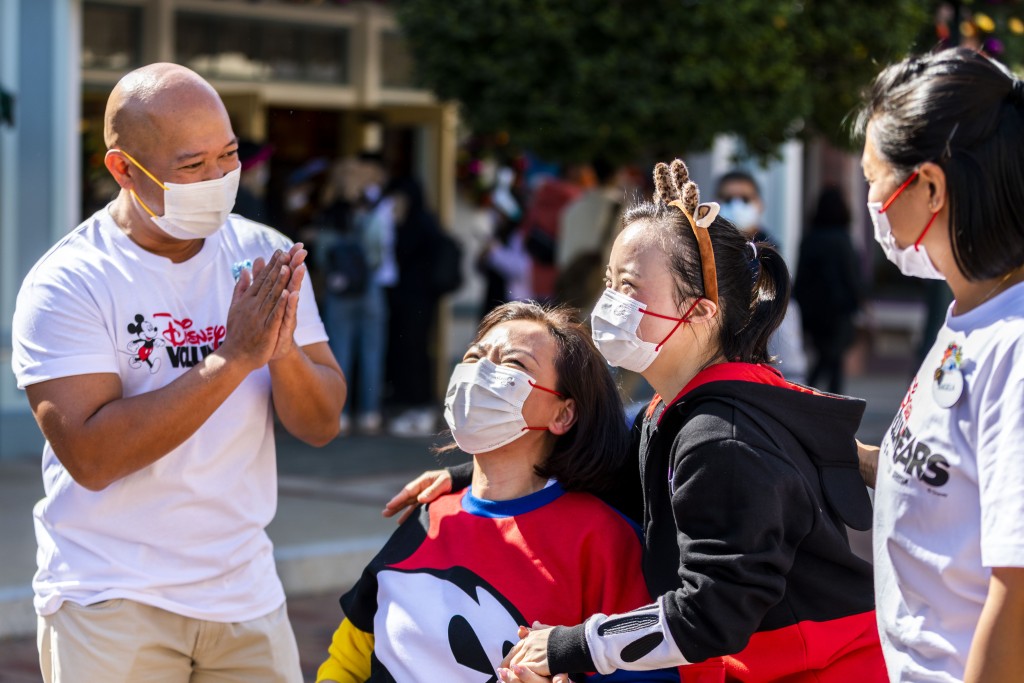 香港迪士尼樂園首次舉行傷健共融巡遊及舞蹈表演。迪士尼提供