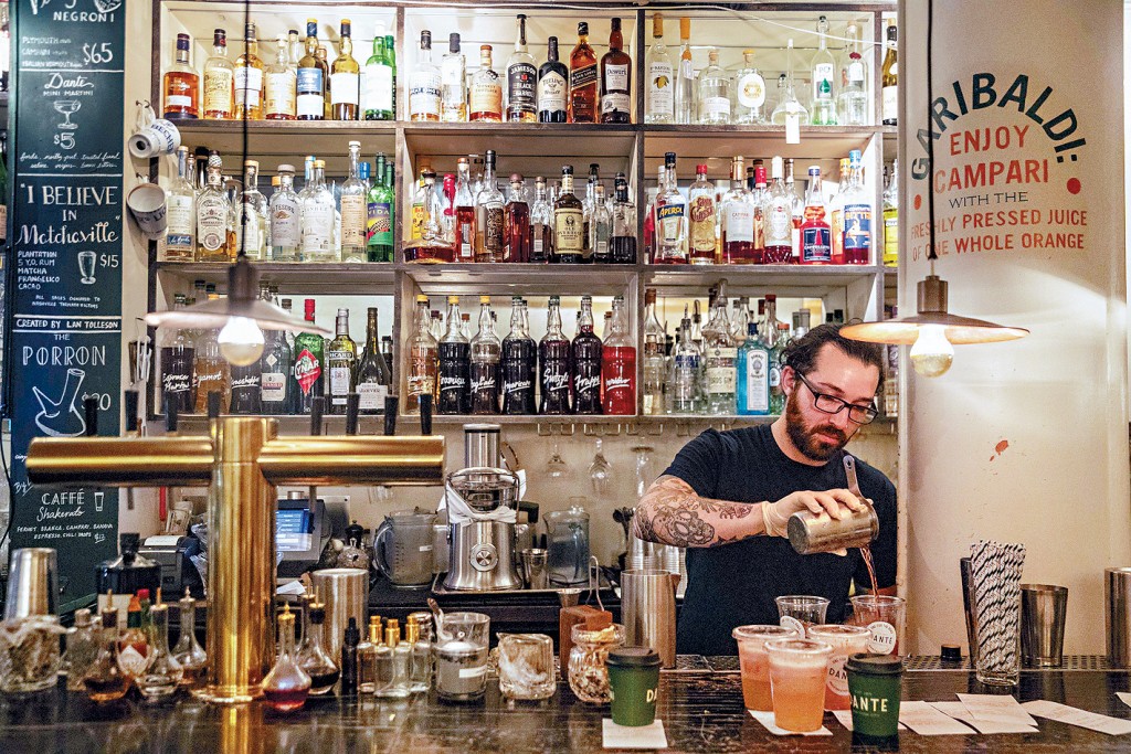 纽约曼哈顿一间酒吧的调酒师在调制鸡尾酒。