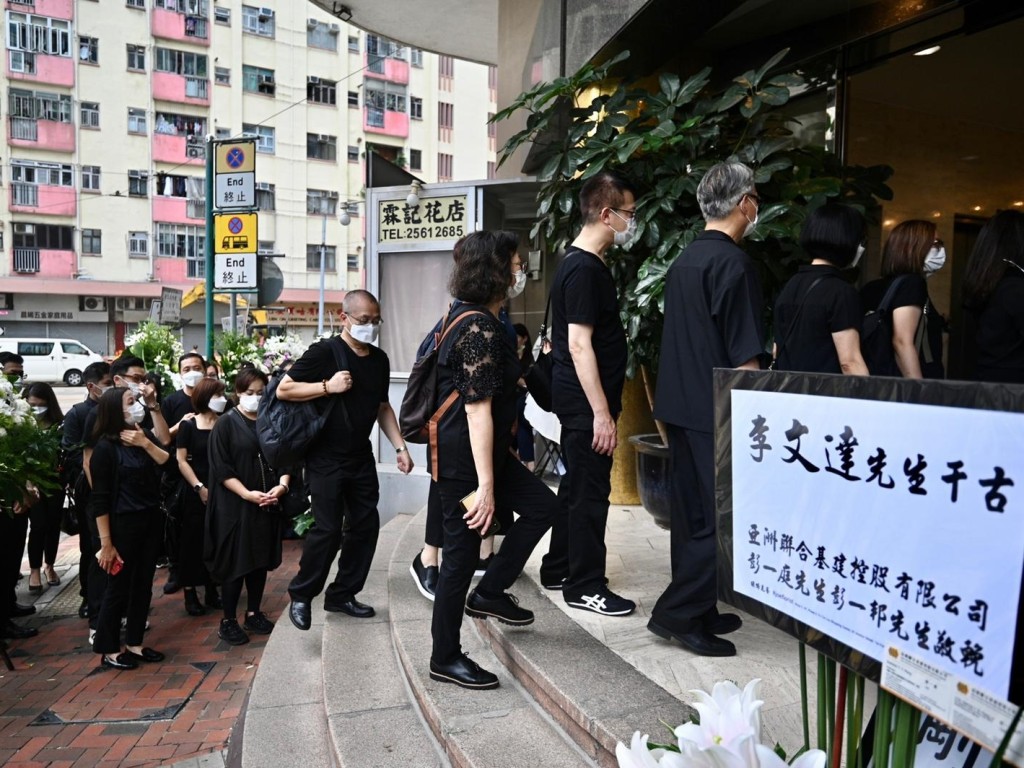上月逝世的李文達今日設靈。