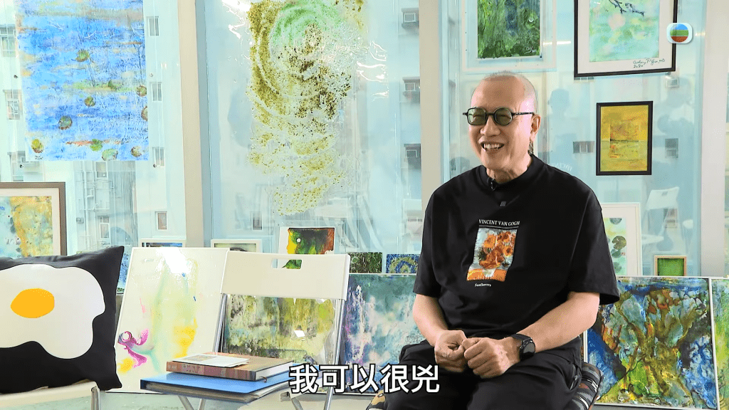 严秉泉工作严谨,要求极高,有“严尖大少”之称;他对胶布贴哪一面、用哪一种胶布、怎样贴法,都要跟得很准。 严秉泉工作严谨,要求极高,有“严尖大少”之称;他对胶布贴哪一面、用哪一种胶布、怎样贴法,都要跟得很准。