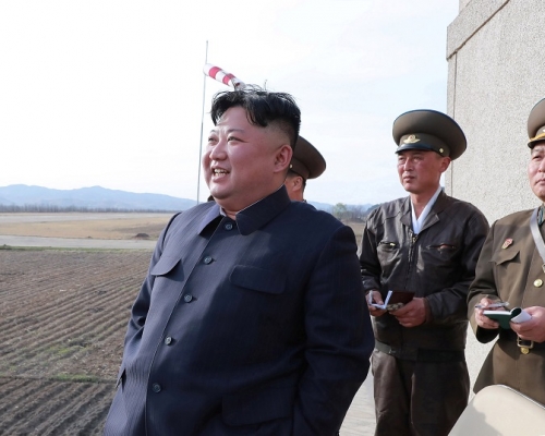 金正恩監督新式戰術武器試驗。