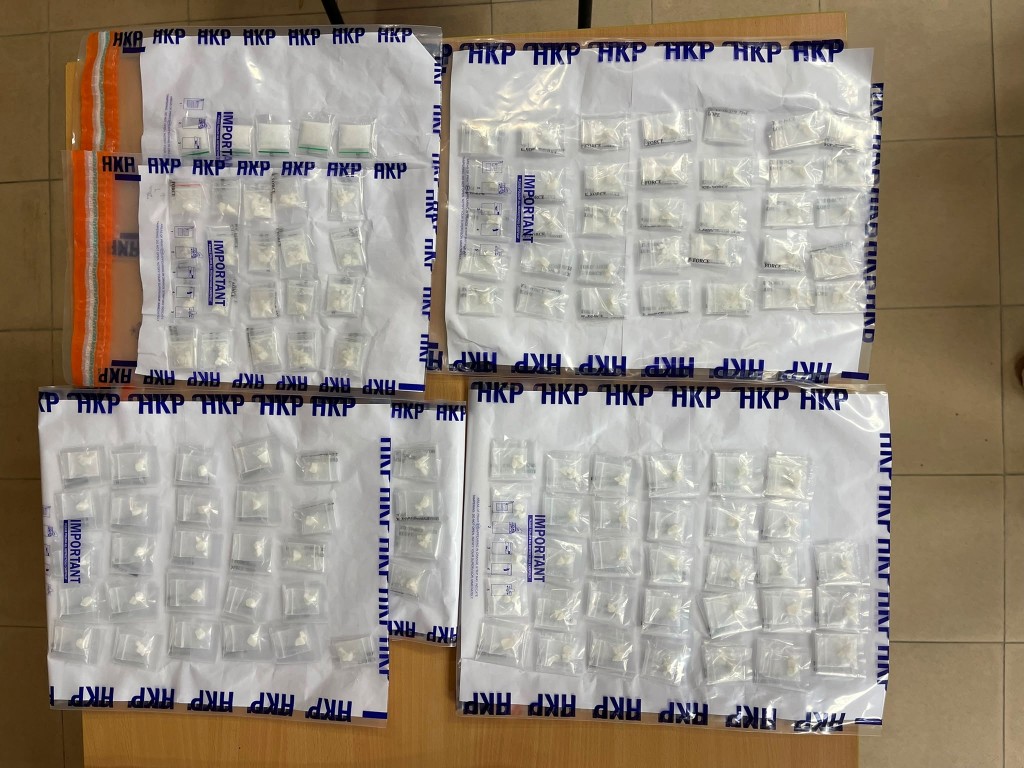 警方檢獲共值約21萬元的各類毒品。 警方檢獲共值約21萬元的各類毒品。