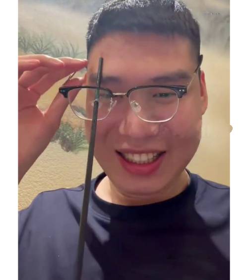 女食客亂掟筷子,反彈直插對座男眼鏡,鏡片戳穿奇蹟毫髮無損。 女食客亂掟筷子,反彈直插對座男眼鏡,鏡片戳穿奇蹟毫髮無損。