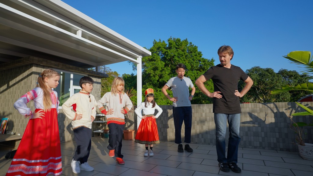 《成人教科書》團隊安排小朋友透過跳舞，學習與不同種族相處。