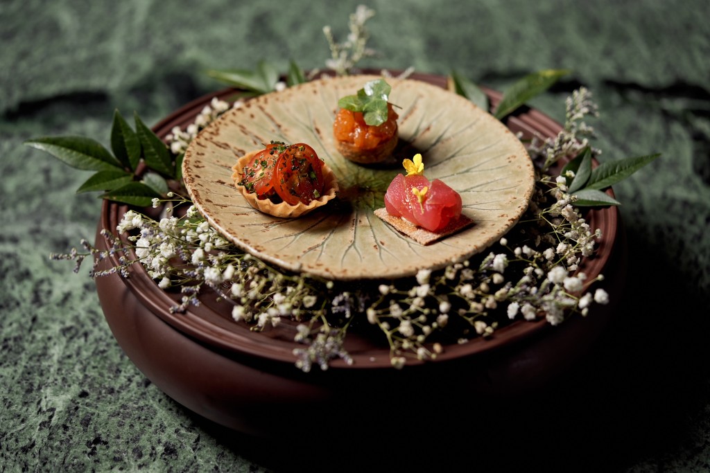 Andō菜式風格結合了日本、意大利及西班牙等烹飪手藝。