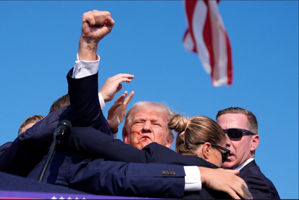 特朗普2024年遇刺後高舉拳頭。美聯社