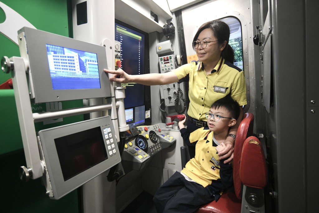 參觀者可登上專為訓練車長而設的模擬駕駛室，親身體會駕駛基本操作。
