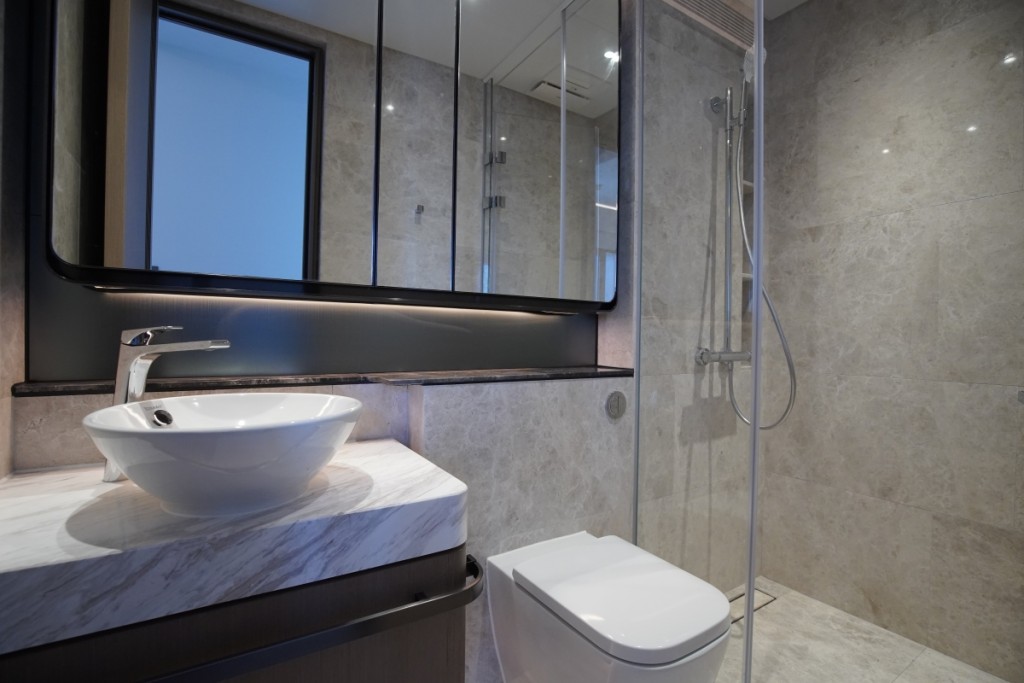 浴室以天然石材打造，方便打理。