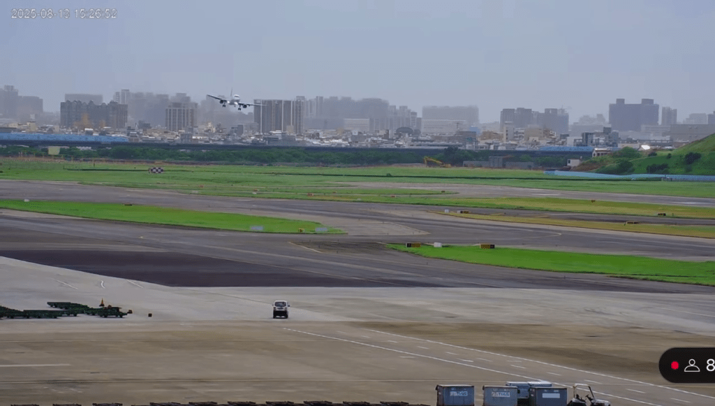 UO112客機在桃園機場試圖著陸，左搖右擺險象環生。桃園機場YouTube