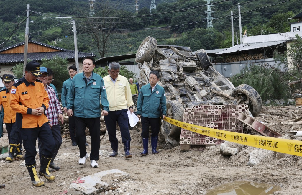 南韓總統尹錫烈（左四）環顧醴泉市洪水受損地區。AP