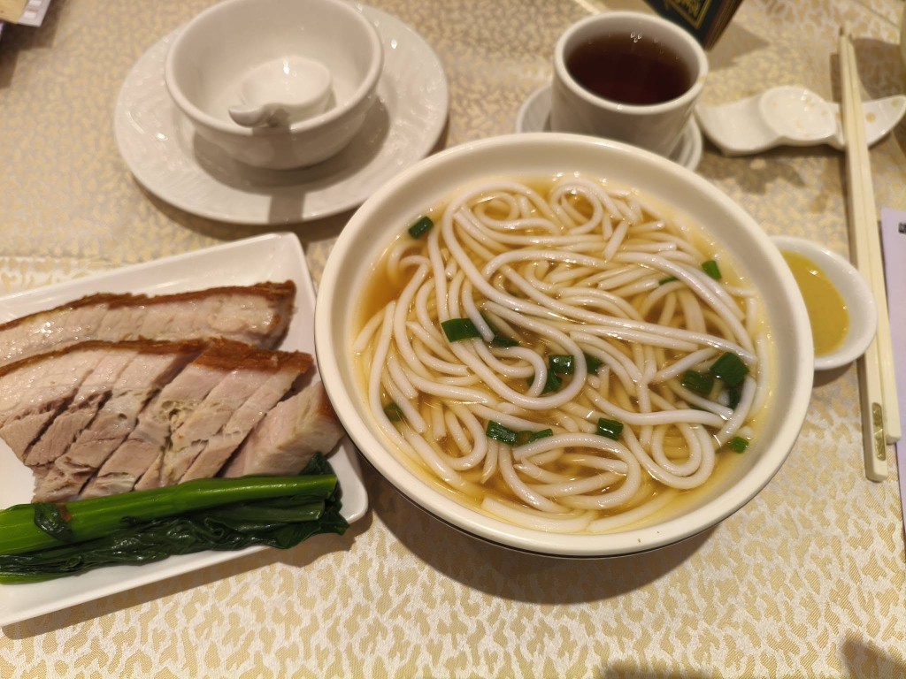 海港酒樓$29脆皮燒腩仔米線 街坊大讚份量驚人