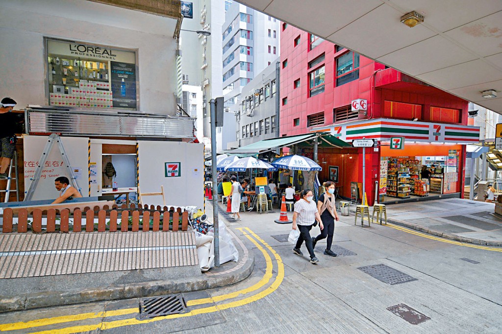 中環閣麟街711便利店搬鋪,由右邊地鋪搬至新鋪(左),節省租金逾30%。