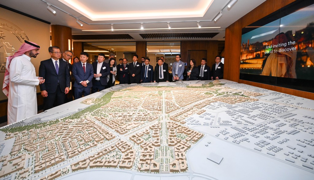 陳茂波(左二)到訪德拉伊耶公司。政府新聞處 陳茂波(左二)到訪德拉伊耶公司。政府新聞處