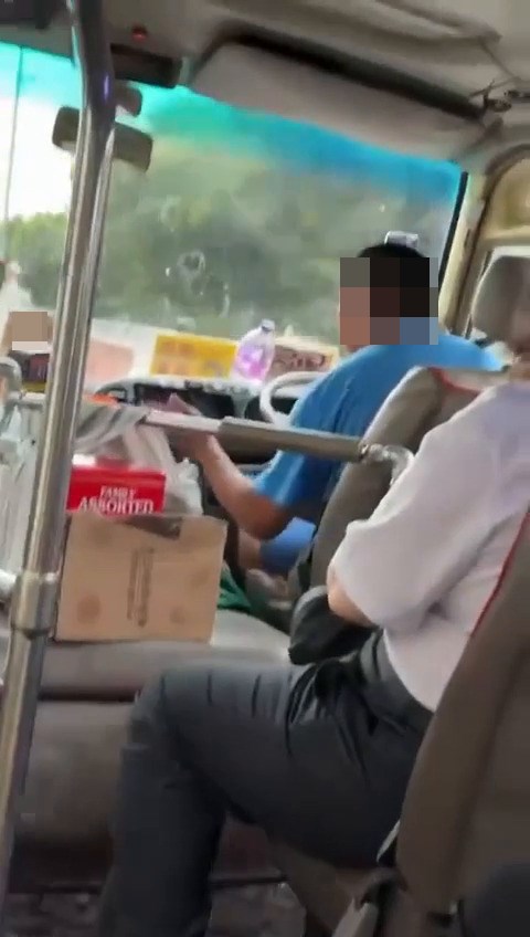 司機坐著的身軀在手舞足蹈,百忙的左手隨音樂像打功夫般舞動,左腳也隨拍子興奮地搖動。fb「車cam L(香港群組)」截圖 司機坐著的身軀在手舞足蹈,百忙的左手隨音樂像打功夫般舞動,左腳也隨拍子興奮地搖動。fb「車cam L(香港群組)」截圖