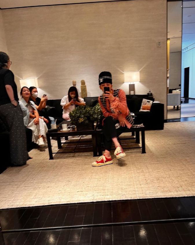 韩国天团BIGBANG队长G-Dragon（权志龙）曾在IG晒出红色「溶解鞋」。