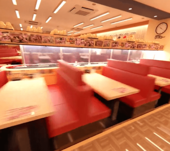 「真·迴转寿司」影片疯传 食客桌椅高速狂转 网友：上到车当你赢