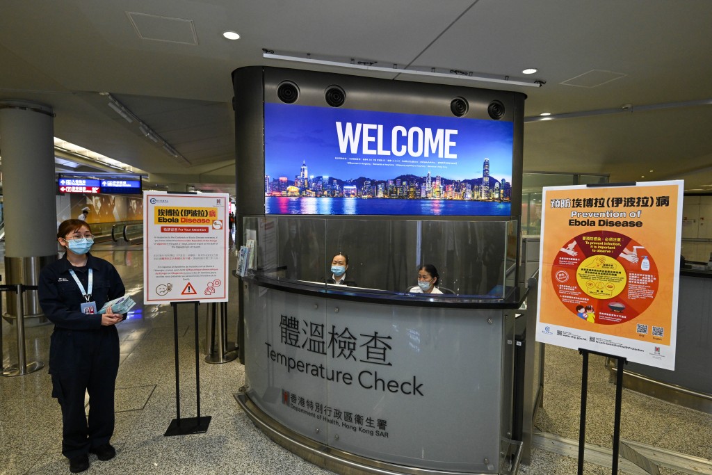 衞生署衞生防護中心在機場入境區域已張貼告示,呼籲過去21日內曾到訪剛果民主共和國或烏干達的旅客,在抵港時主動向中心港口衞生科人員申報,以便進行進一步的健康評估。政府新聞處 衞生署衞生防護中心在機場入境區域已張貼告示,呼籲過去21日內曾到訪剛果民主共和國或烏干達的旅客,在抵港時主動向中心港口衞生科人員申報,以便進行進一步的健康評估。政府新聞處