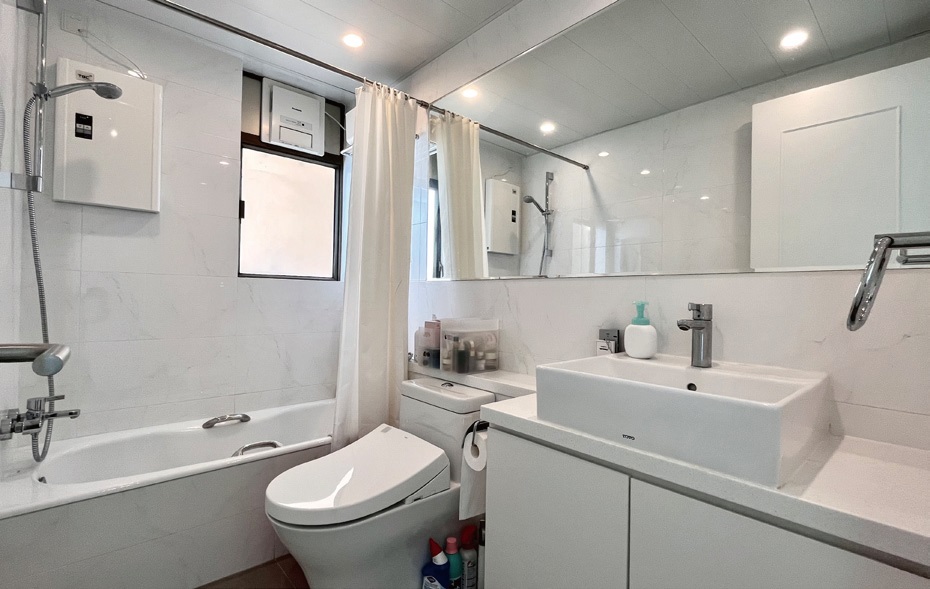 套浴有洁白浴具，亦有收纳柜储放卫浴用品。