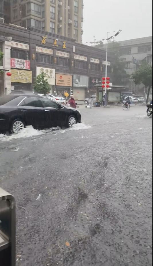 中山連日有暴雨，多處出現嚴重水浸。抖音＠一七五嚴選