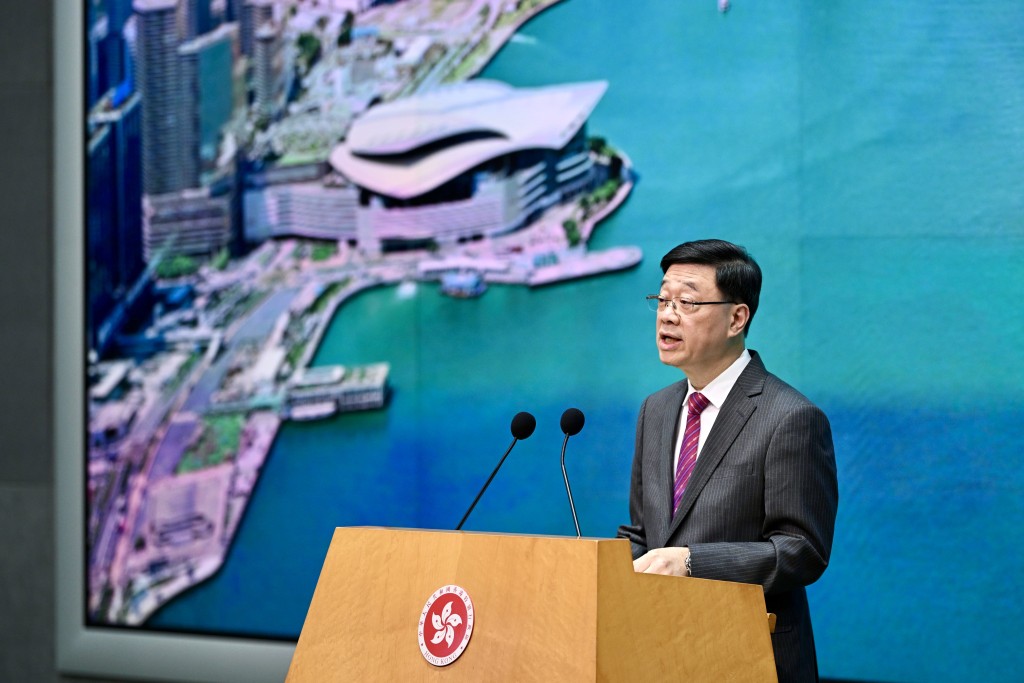 李家超行會前見記者。蘇正謙攝 李家超行會前見記者。蘇正謙攝