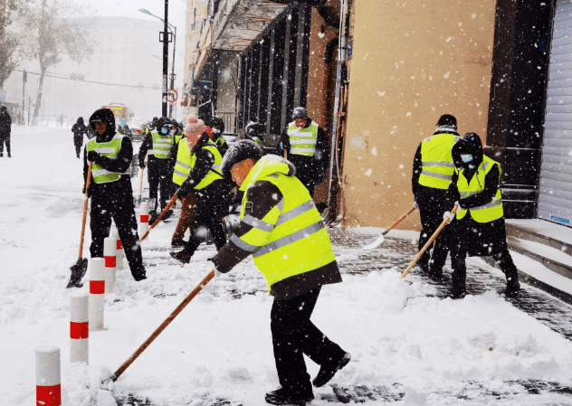 工作人員正進行剷雪工作。