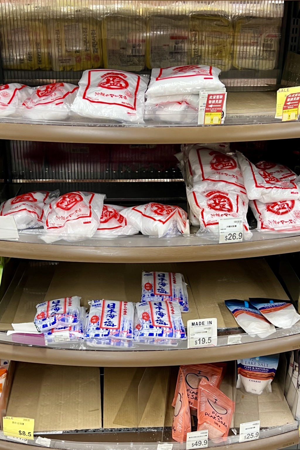 超市货架上仍未卖出的食盐都是日本品牌。卢江球摄