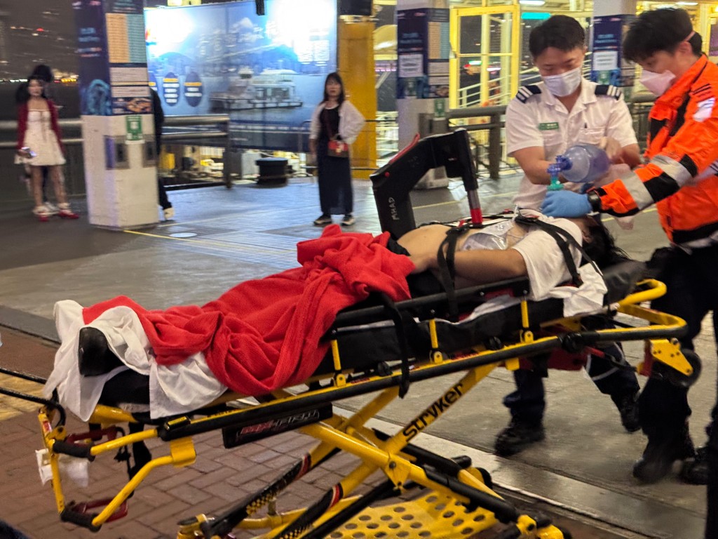 事主送院搶救時,需要被安上自動心外壓機器。讀者提供 事主送院搶救時,需要被安上自動心外壓機器。讀者提供