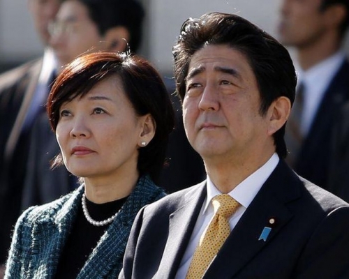 安倍晉三與昭惠夫人(圖左)。 資料圖片
