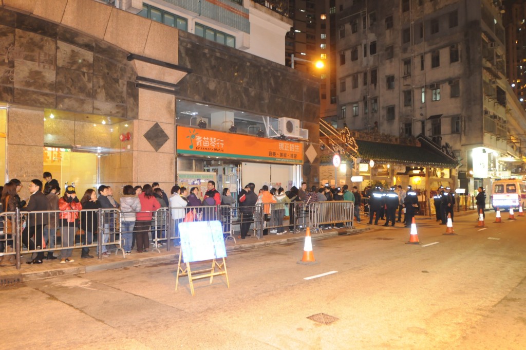筲箕湾东大街观音庙市民排队借库。资料图片
