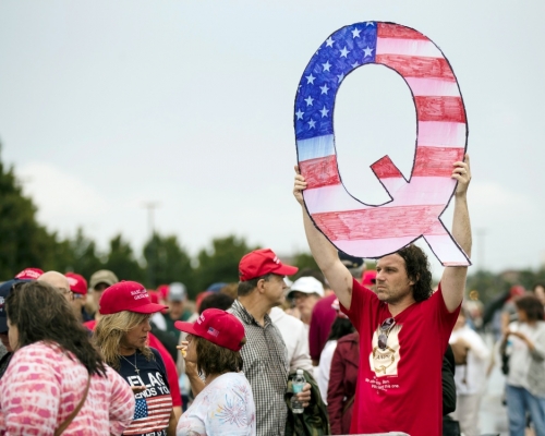 「QAnon」透過網絡發表各種陰謀論,例如指美國政府內部存在着一個反對特朗普及其支持者的「深層政府」。AP